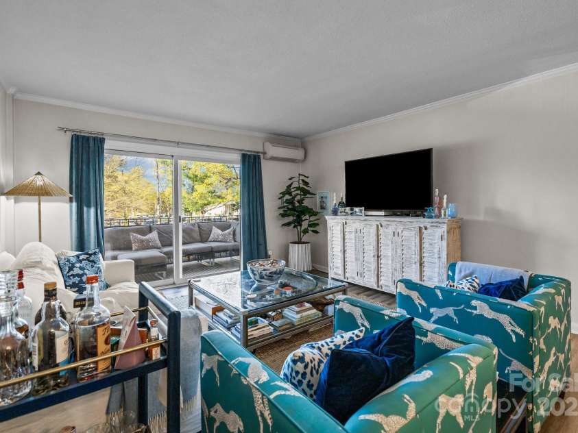 2503 Roswell Avenue, Charlotte, NC 28209.  MLS# CAR4237336, YatesRealty ID 9206. Living Room