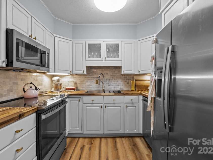 2503 Roswell Avenue, Charlotte, NC 28209.  MLS# CAR4237336, YatesRealty ID 9206. New stainless steel appliances