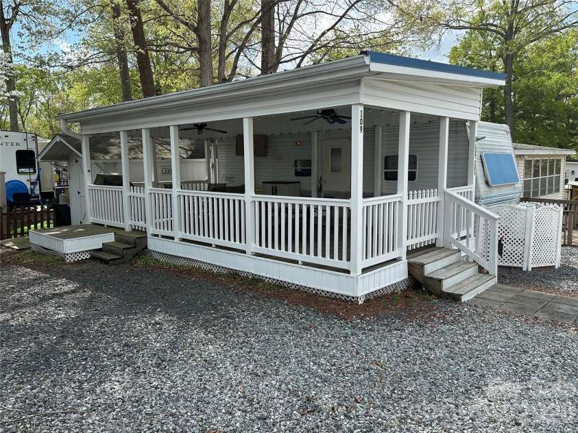 109 Pine Street, New London, NC 28127.  MLS# CAR4366175, YatesRealty ID 9207. 
