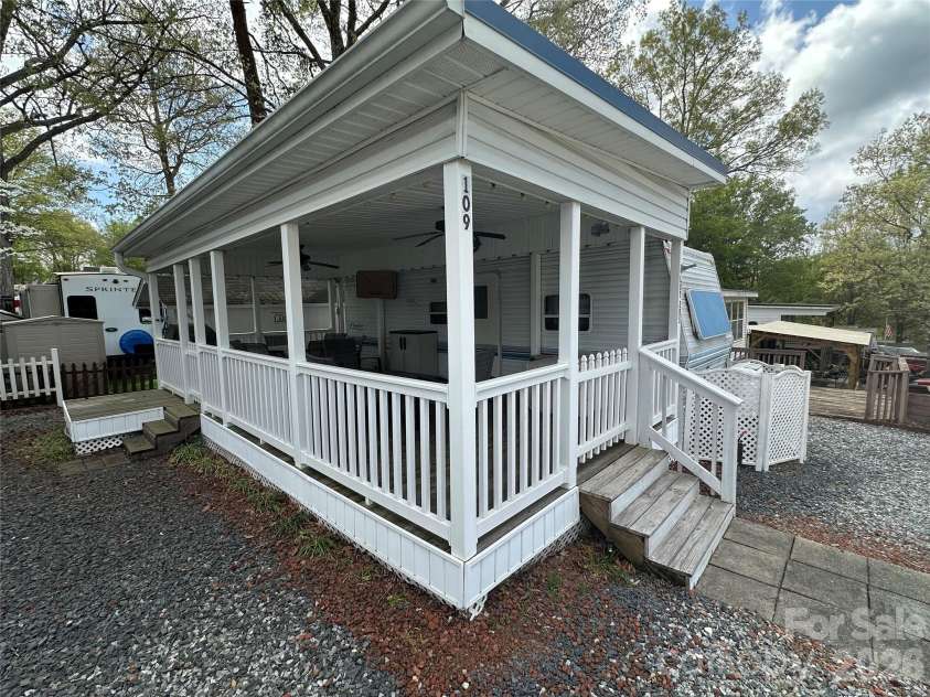 109 Pine Street, New London, NC 28127.  MLS# CAR4366175, YatesRealty ID 9207. 
