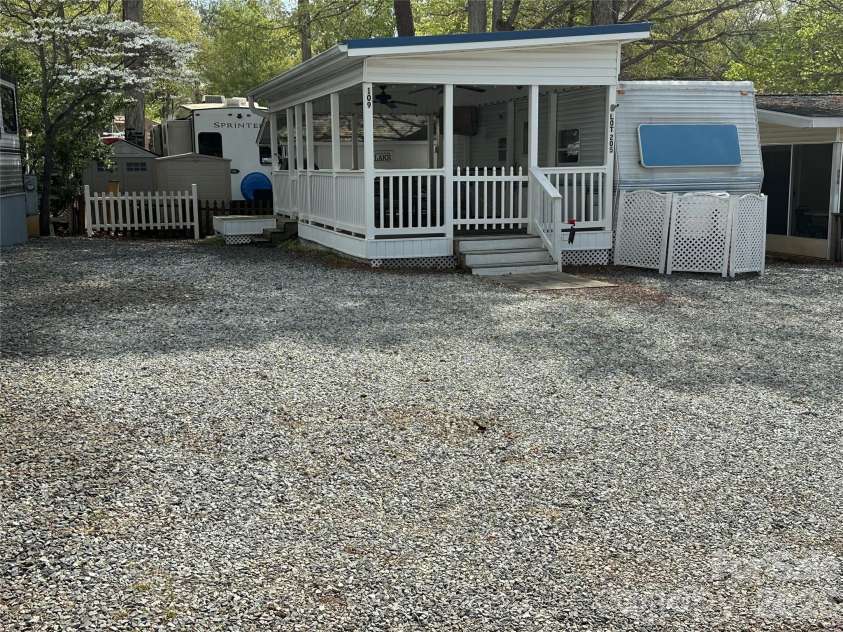 109 Pine Street, New London, NC 28127.  MLS# CAR4366175, YatesRealty ID 9207. 