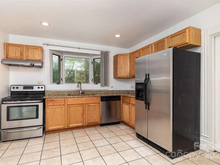 425 Maupin Avenue, Salisbury, NC 28144.  MLS# CAR4194348, YatesRealty ID 921. Spacious kitchen with bay window