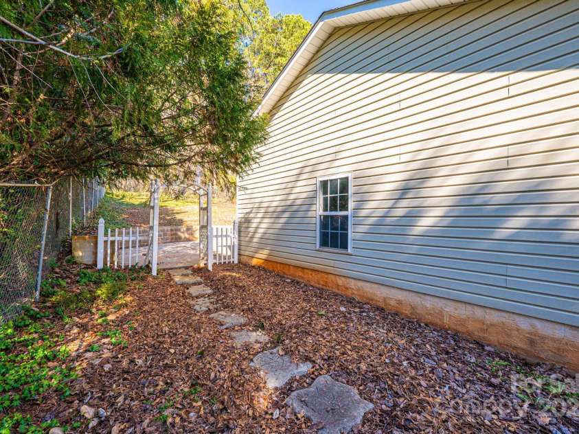 3415 23rd Street, Hickory, NC 28601.  MLS# CAR4226836, YatesRealty ID 9219. 