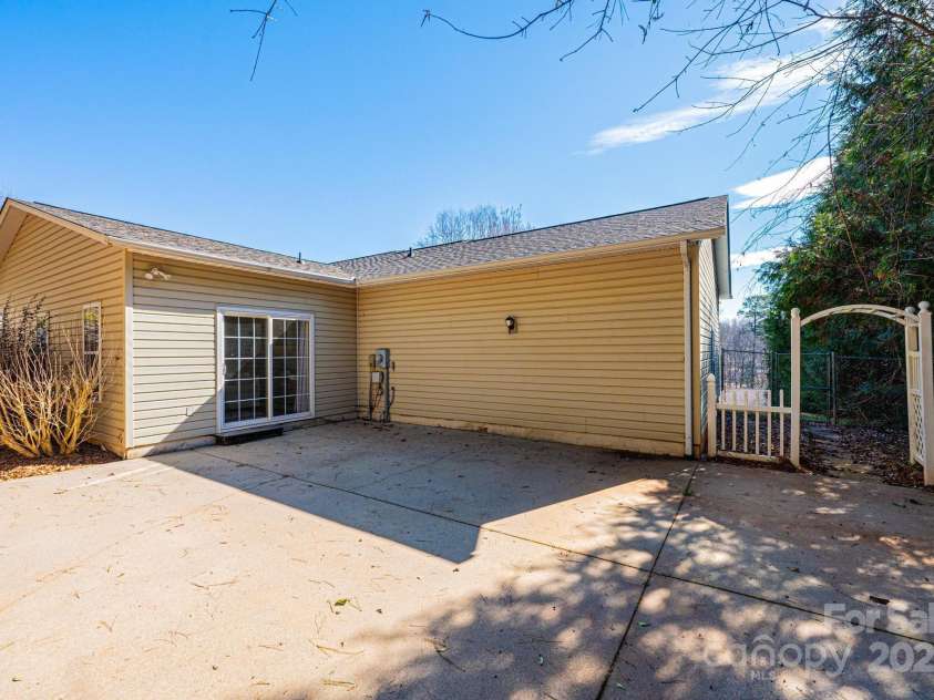 3415 23rd Street, Hickory, NC 28601.  MLS# CAR4226836, YatesRealty ID 9219. 