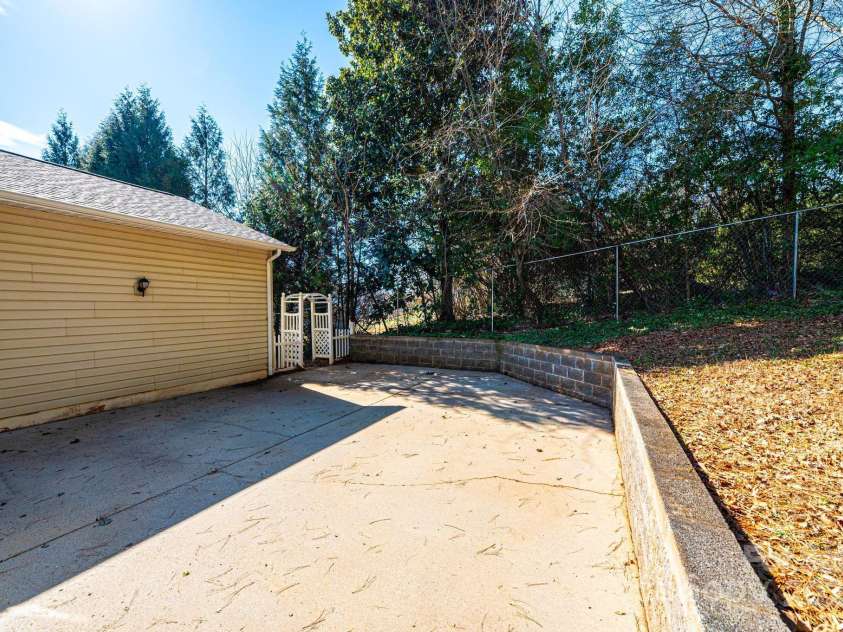 3415 23rd Street, Hickory, NC 28601.  MLS# CAR4226836, YatesRealty ID 9219. 