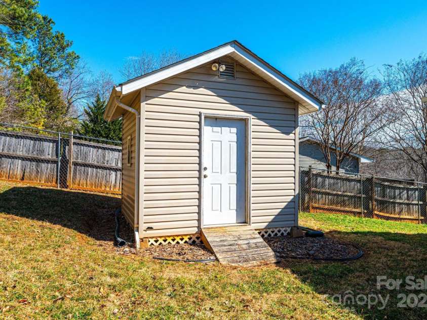 3415 23rd Street, Hickory, NC 28601.  MLS# CAR4226836, YatesRealty ID 9219. 