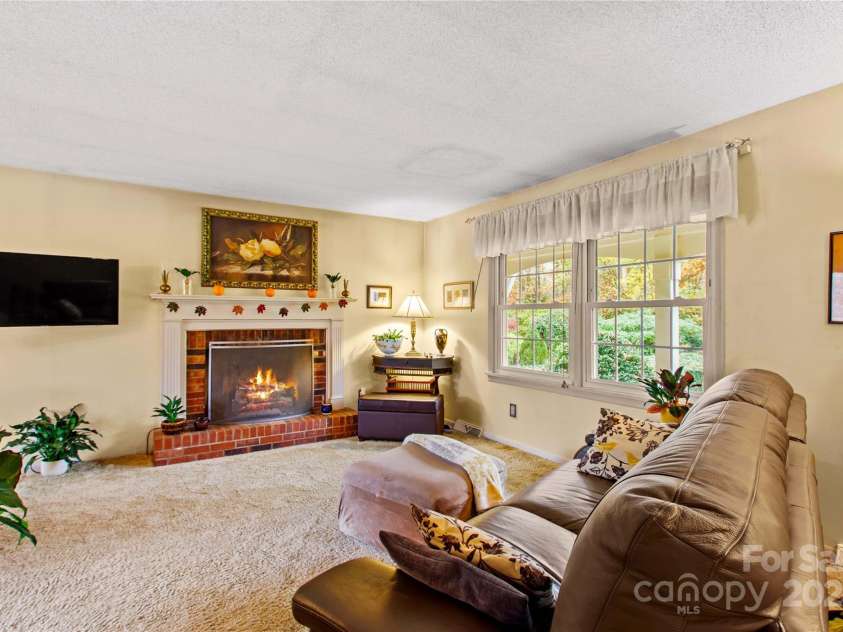 105 Buckingham Place, Statesville, NC 28625.  MLS# CAR4203171, YatesRealty ID 9221. 