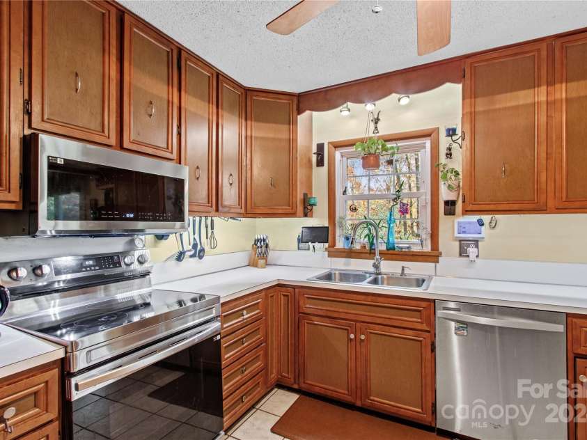 105 Buckingham Place, Statesville, NC 28625.  MLS# CAR4203171, YatesRealty ID 9221. 