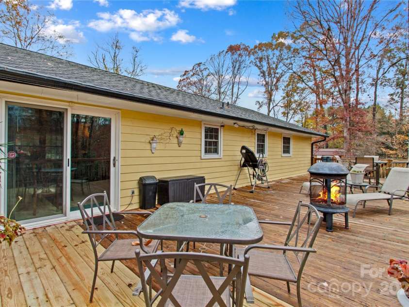 105 Buckingham Place, Statesville, NC 28625.  MLS# CAR4203171, YatesRealty ID 9221. 