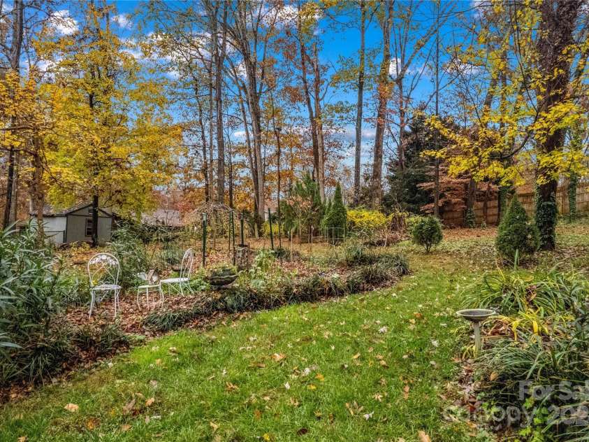 105 Buckingham Place, Statesville, NC 28625.  MLS# CAR4203171, YatesRealty ID 9221. 