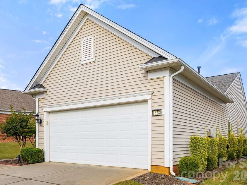16280 Raven Crest Drive, Fort Mill, SC 29707.  MLS# CAR4365610, YatesRealty ID 9222. 