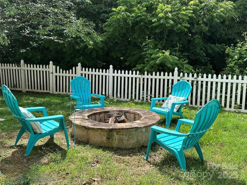 10133 Caldwell Forest Drive, Charlotte, NC 28213.  MLS# CAR4234711, YatesRealty ID 9223. 