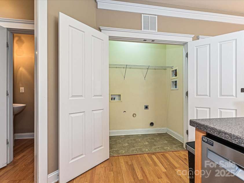 10133 Caldwell Forest Drive, Charlotte, NC 28213.  MLS# CAR4234711, YatesRealty ID 9223. Laundry