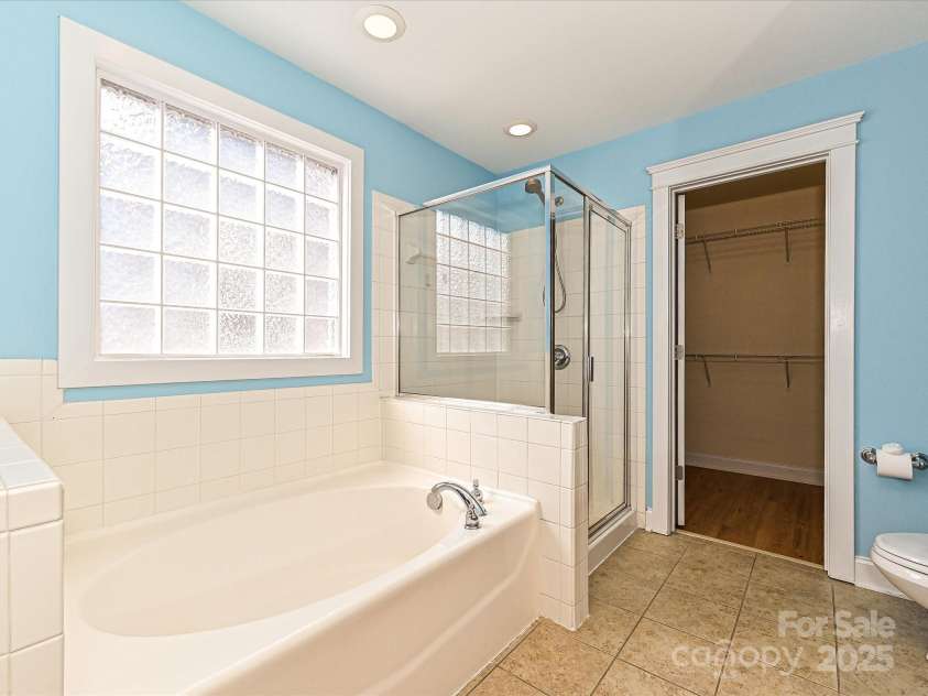 10133 Caldwell Forest Drive, Charlotte, NC 28213.  MLS# CAR4234711, YatesRealty ID 9223. Primary Bathroom