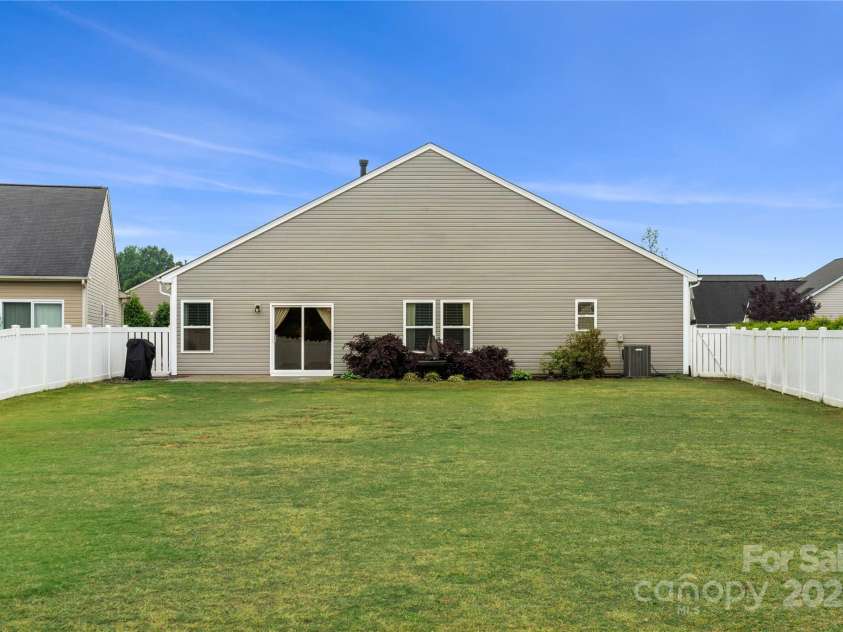 13012 Hunting Birds Lane, Charlotte, NC 28278.  MLS# CAR4247316, YatesRealty ID 9224. 