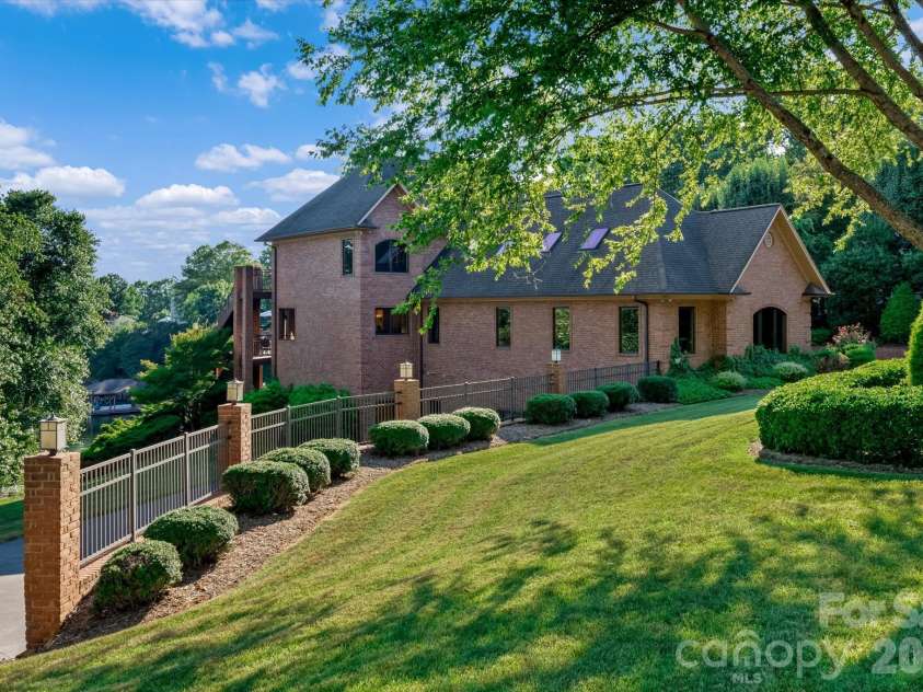 368 Players Ridge Road, Hickory, NC 28601.  MLS# CAR4365846, YatesRealty ID 9224. 