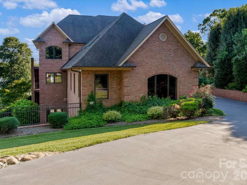 368 Players Ridge Road, Hickory, NC 28601.  MLS# CAR4365846, YatesRealty ID 9224. 
