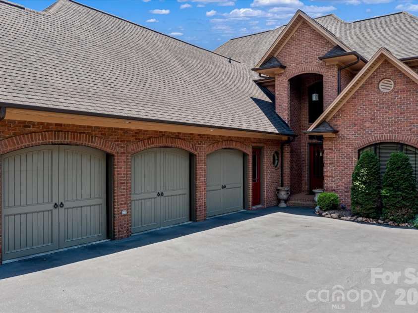 368 Players Ridge Road, Hickory, NC 28601.  MLS# CAR4365846, YatesRealty ID 9224. 