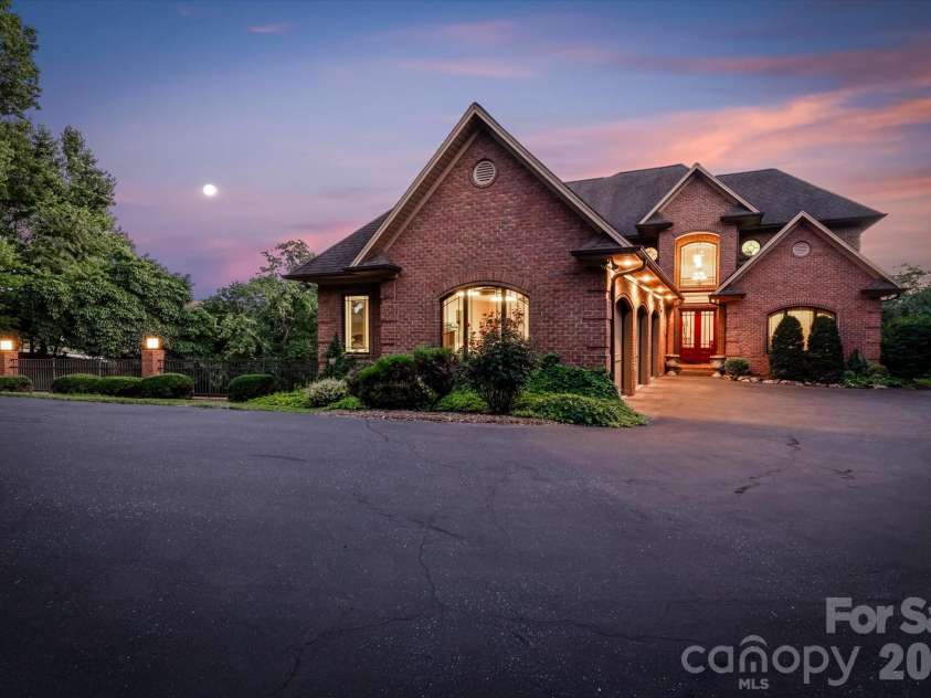 368 Players Ridge Road, Hickory, NC 28601.  MLS# CAR4365846, YatesRealty ID 9224. 