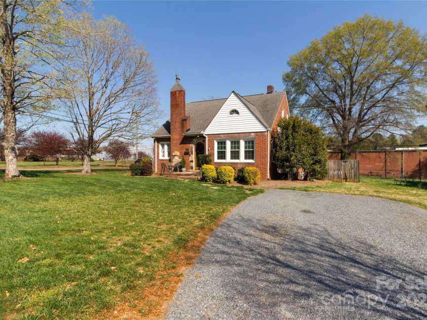 601 Meadowbrook Road, Kings Mountain, NC 28086.  MLS# CAR4241189, YatesRealty ID 9225. 