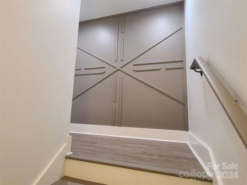 444 19th Avenue Circle, Hickory, NC 28601.  MLS# CAR4187456, YatesRealty ID 9228. Accent wall on landing to downstairs
