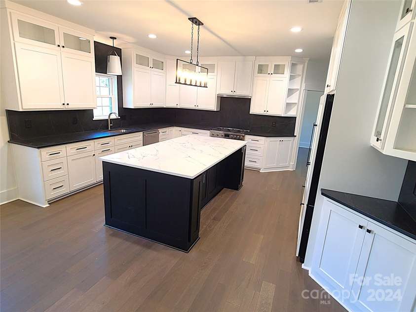 444 19th Avenue Circle, Hickory, NC 28601.  MLS# CAR4187456, YatesRealty ID 9228. Custom cabinets