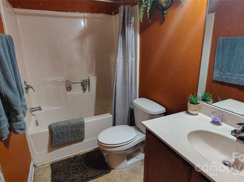 160 Tarrington Drive, Statesville, NC 28625.  MLS# CAR4301525, YatesRealty ID 923. Secondary Bathroom