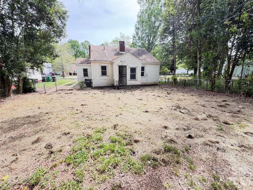 2212 Camp Greene Street, Charlotte, NC 28208.  MLS# CAR4366763, YatesRealty ID 9231. 