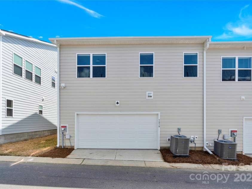 5850 Strathmore Court, Charlotte, NC 28215.  MLS# CAR4243739, YatesRealty ID 9231. 