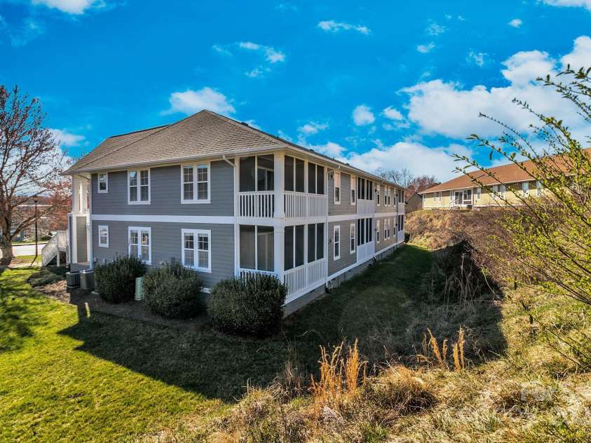 2805 Sagamore Lane, Asheville, NC 28806.  MLS# CAR4238624, YatesRealty ID 9232. 