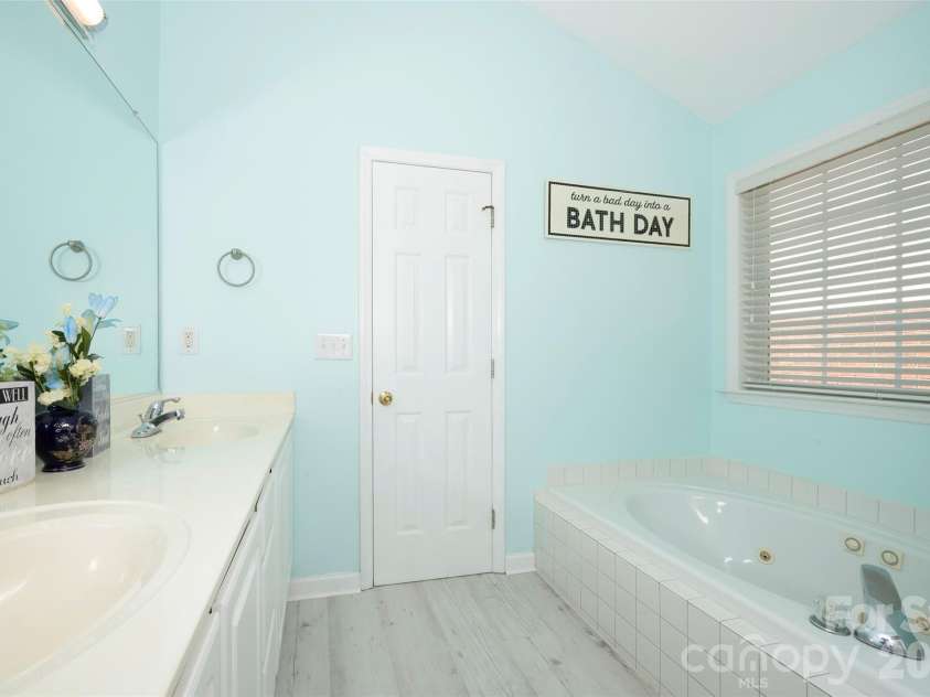 5125 Old Plantation Circle, Winston Salem, NC 27104.  MLS# CAR4366786, YatesRealty ID 9232. 