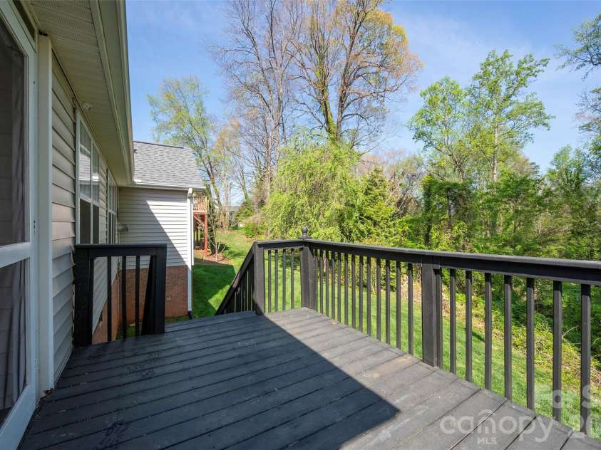 5125 Old Plantation Circle, Winston Salem, NC 27104.  MLS# CAR4366786, YatesRealty ID 9232. 
