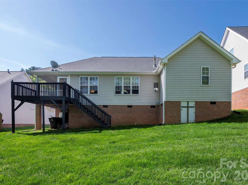 5125 Old Plantation Circle, Winston Salem, NC 27104.  MLS# CAR4366786, YatesRealty ID 9232. 