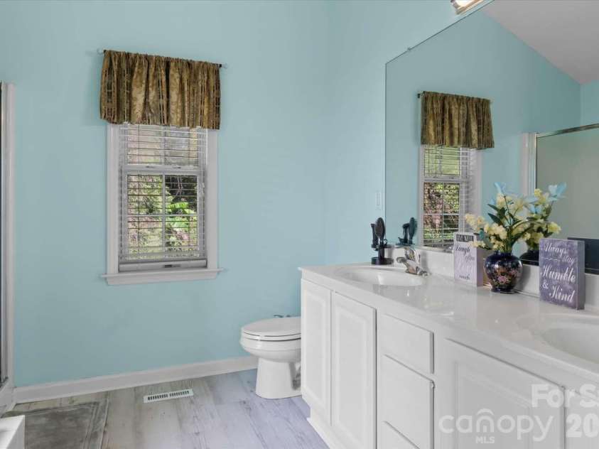 5125 Old Plantation Circle, Winston Salem, NC 27104.  MLS# CAR4431180, YatesRealty ID 9232. 
