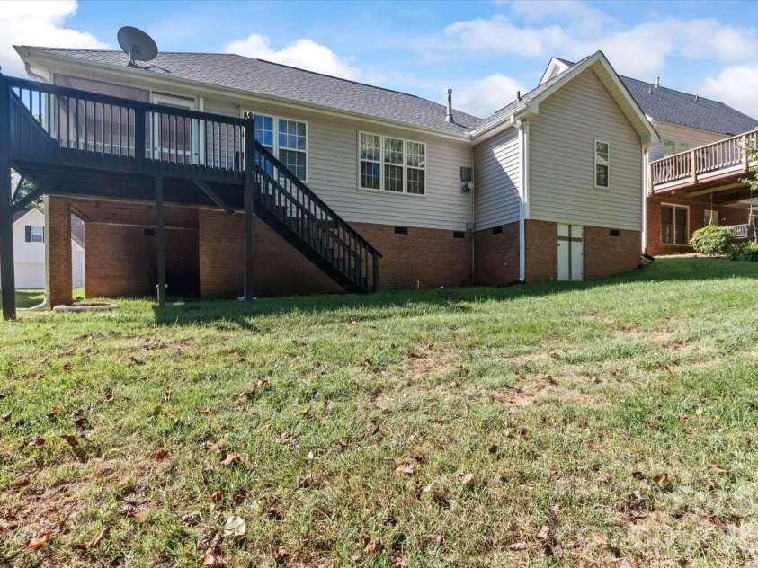 5125 Old Plantation Circle, Winston Salem, NC 27104.  MLS# CAR4431180, YatesRealty ID 9232. 