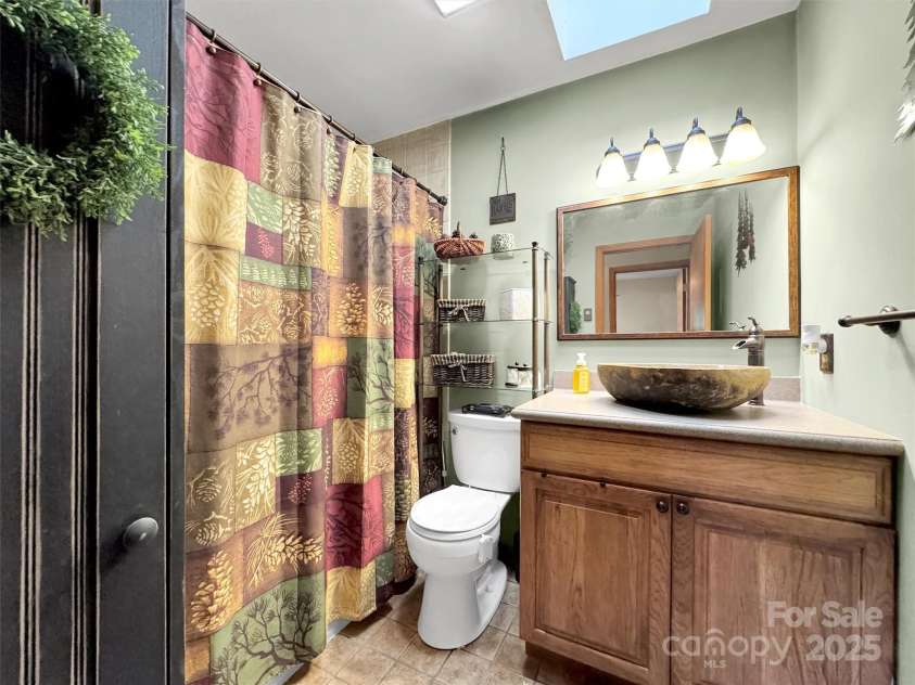 346 Wendy Way, Clyde, NC 28721.  MLS# CAR4289495, YatesRealty ID 924. Main Level Hall Bath