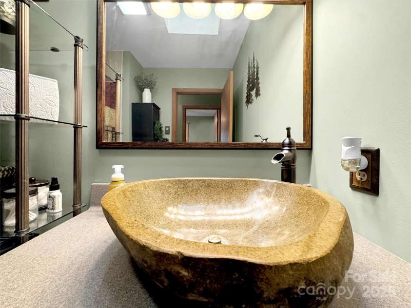 346 Wendy Way, Clyde, NC 28721.  MLS# CAR4289495, YatesRealty ID 924. Main Level Hall Bath