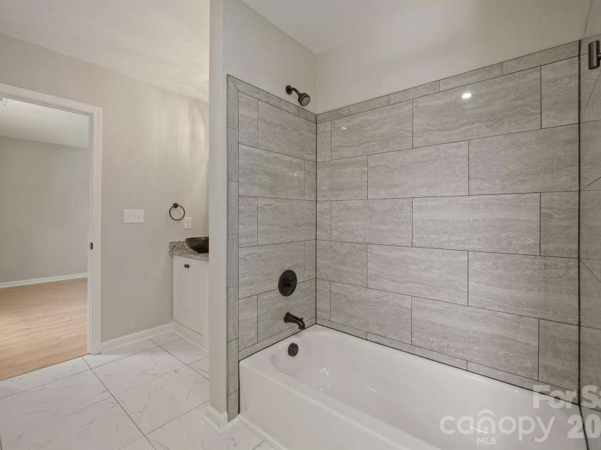 841 Murphy Street, Kannapolis, NC 28081.  MLS# CAR4391730, YatesRealty ID 9245. Primary Bath