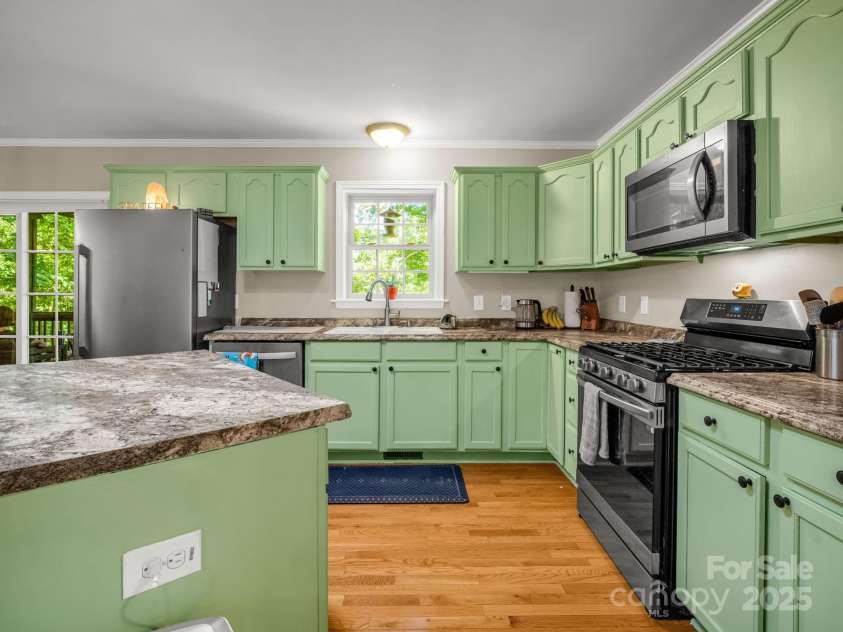 288 Long Ridge Road, Old Fort, NC 28762.  MLS# CAR4297306, YatesRealty ID 9246. Fully equipped kitchen