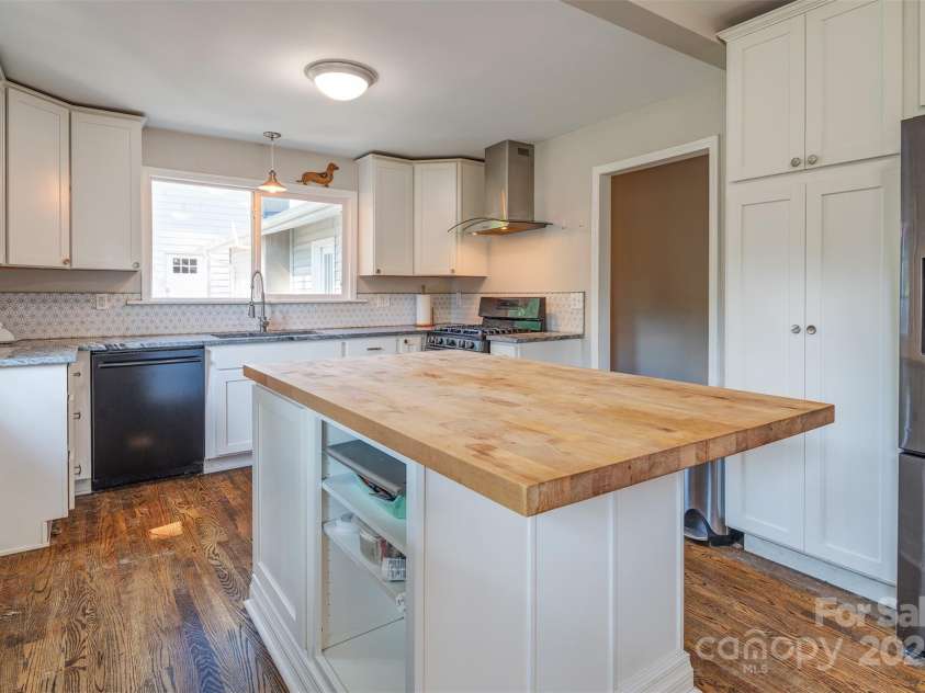 34 Vandalia Avenue, Asheville, NC 28806.  MLS# CAR4276401, YatesRealty ID 9249. 