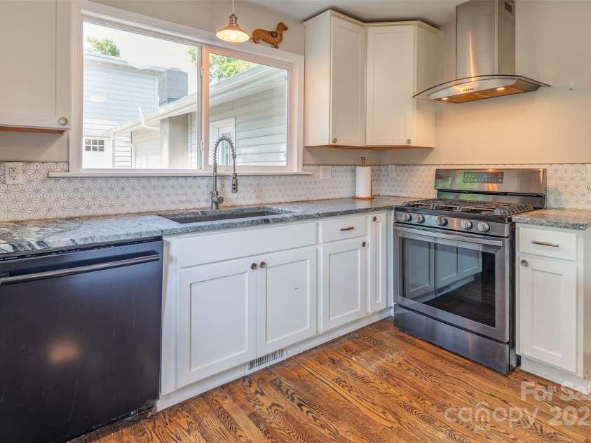 34 Vandalia Avenue, Asheville, NC 28806.  MLS# CAR4276401, YatesRealty ID 9249. 
