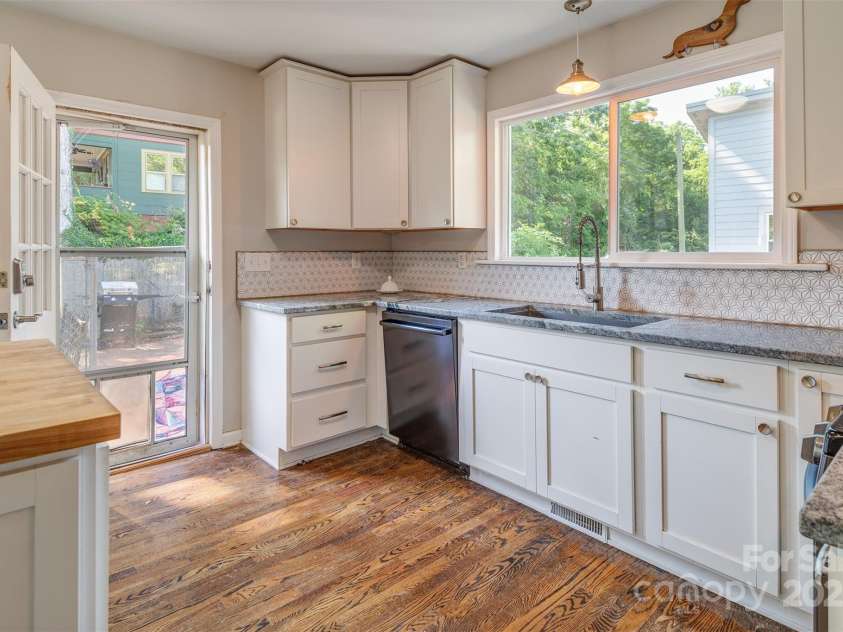 34 Vandalia Avenue, Asheville, NC 28806.  MLS# CAR4276401, YatesRealty ID 9249. 
