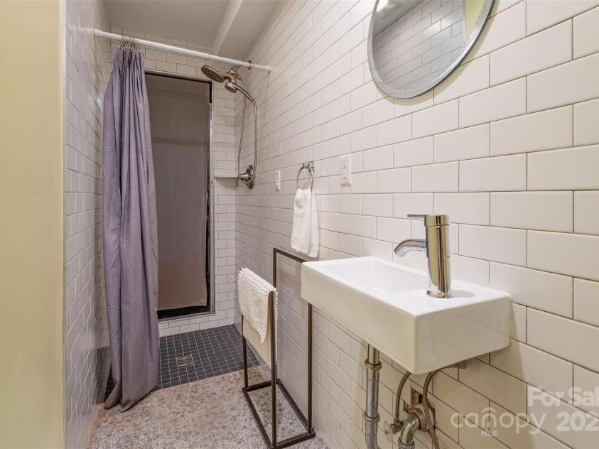 34 Vandalia Avenue, Asheville, NC 28806.  MLS# CAR4276401, YatesRealty ID 9249. Lower Level Apartment
