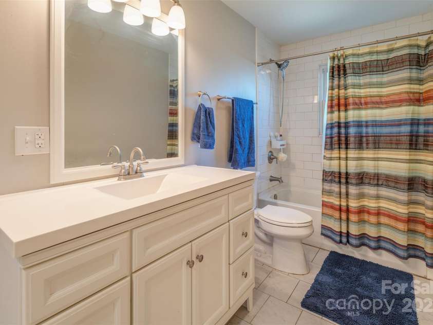 34 Vandalia Avenue, Asheville, NC 28806.  MLS# CAR4276401, YatesRealty ID 9249. Main Floor Full Bath