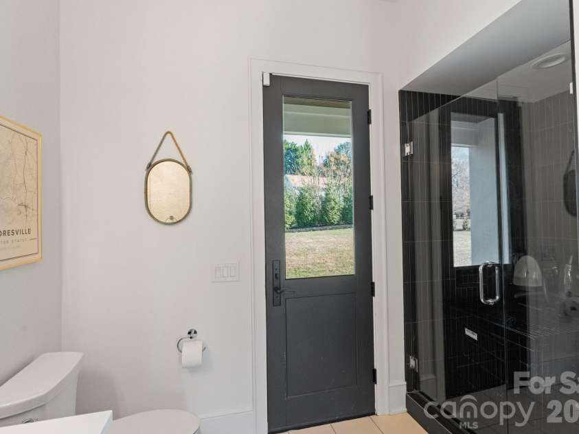 20320 Havenview Drive, Cornelius, NC 28031.  MLS# CAR4342352, YatesRealty ID 9251. Full bath leading to backyard.