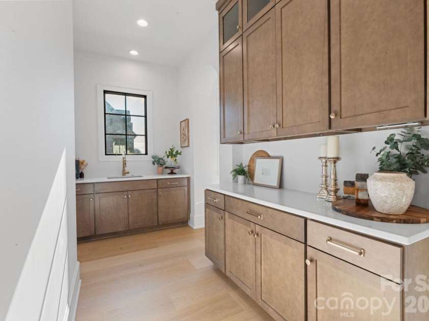 20320 Havenview Drive, Cornelius, NC 28031.  MLS# CAR4342352, YatesRealty ID 9251. Scullery between the kitchen and dining/lounge area.