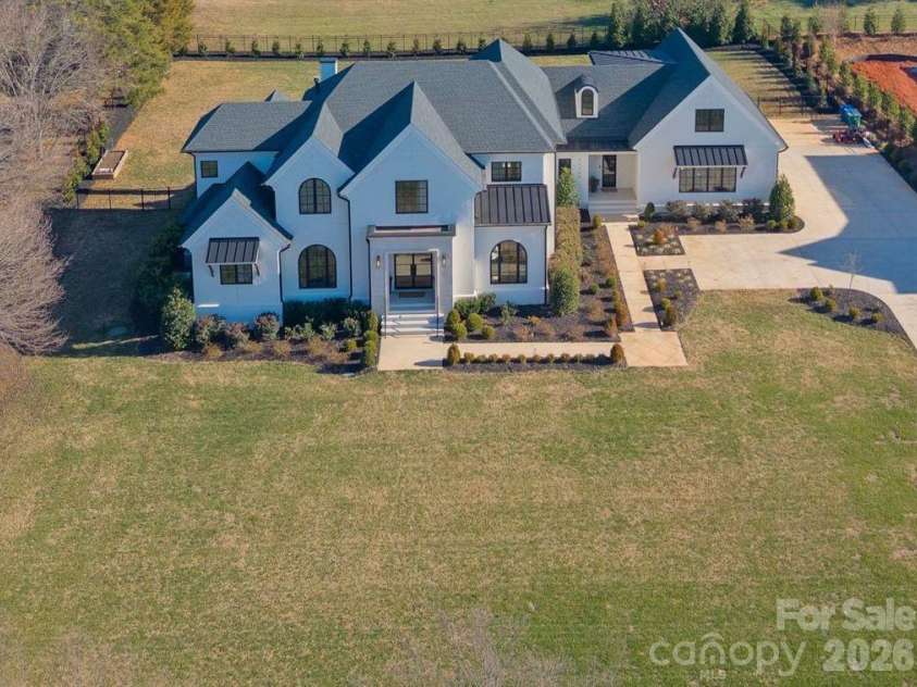 20320 Havenview Drive, Cornelius, NC 28031.  MLS# CAR4342352, YatesRealty ID 9251. Stately front yard.