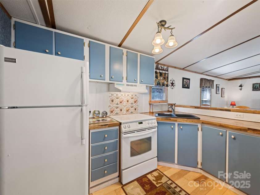 293 Mattie Marion Road, Waynesville, NC 28785.  MLS# CAR4231081, YatesRealty ID 9256. 