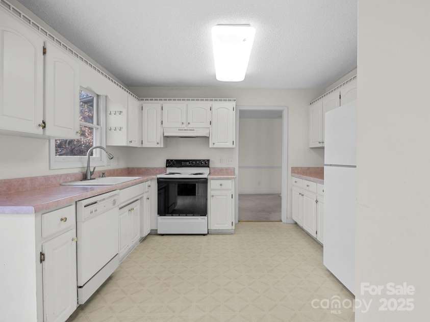 383 Woody Circle, Tryon, NC 28782.  MLS# CAR4322655, YatesRealty ID 9256. 