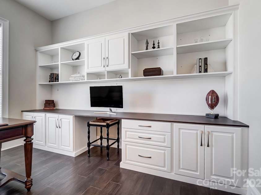 17315 Langston Drive, Charlotte, NC 28278.  MLS# CAR4245262, YatesRealty ID 9257. Built ins